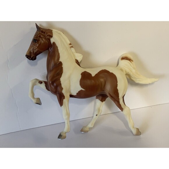Breyer Traditional CH Sprinkles Pinto Five Gaiter - Picture 2 of 12